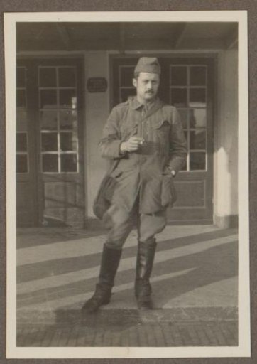 Portrait of Johannes van Zijll de Jong in military uniform at a station