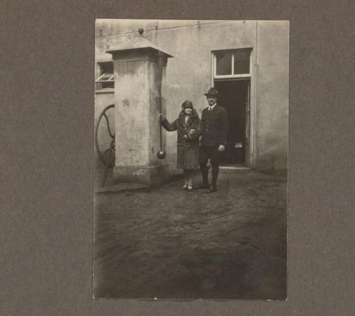 Henriëtte Wassink and Johannes van Zijll de Jong at a water pump