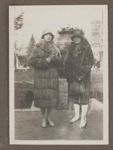 Portrait of Tootje and Henriëtte Wassink