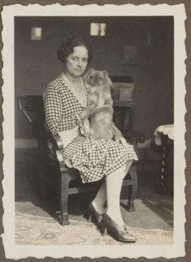 Portrait of Henriëtte Wassink with a dog