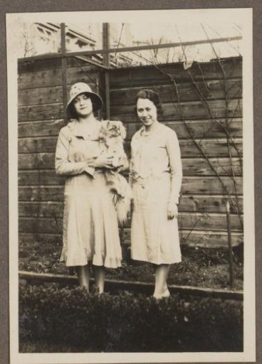 Portrait of Henriëtte Wassink and Sophia Josephina Kijdsmeir with a dog