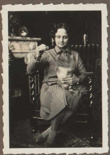Portrait of Henriëtte Wassink with a dog