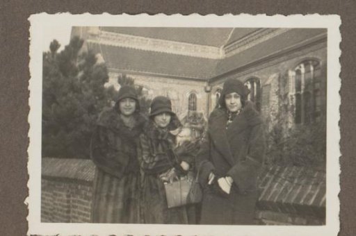 Group portrait of Henriëtte Wassink with her daughters Wilhelmina and Dootje van Zijll de Jong at a church or monastery