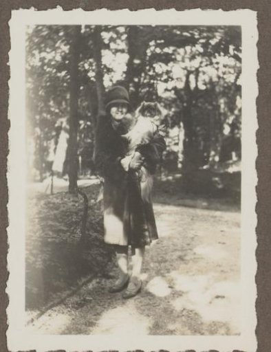 Henriëtte Wassink with a dog in a park