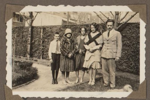 Group portrait of Dicky Baud, Henriëtte Wassink, Dootje, Wilhelmina and Johannes van Zijll de Jong in a garden