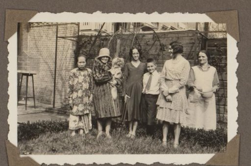 Group portrait of Lala, Henriëtte Wassink, Dootje van Zijll de Jong, Dicky Baud, Wilhelmina van Zijll de Jong and an unknown person in a garden