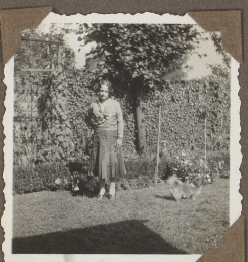 Henriëtte Wassink with a dog in a garden