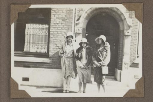 Anna Constance Hoedt, Henriëtte Wassink and Dootje van Zijll de Jong in front of the house at Frederik Hendriklaan 52, The Hague