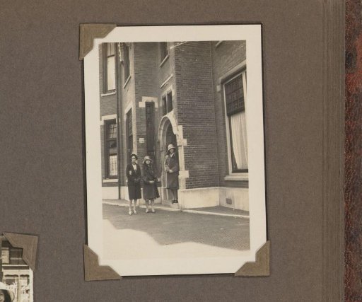 Henriëtte Wassink with her daughters Dootje and Wilhelmina van Zijll de Jong in front of the house at Frederik Hendriklaan 52, The Hague