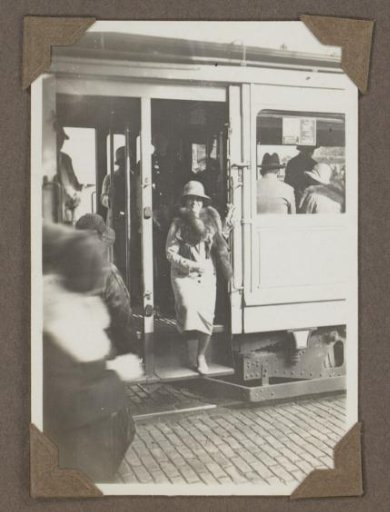 Henriëtte Wassink stepping out of a tram