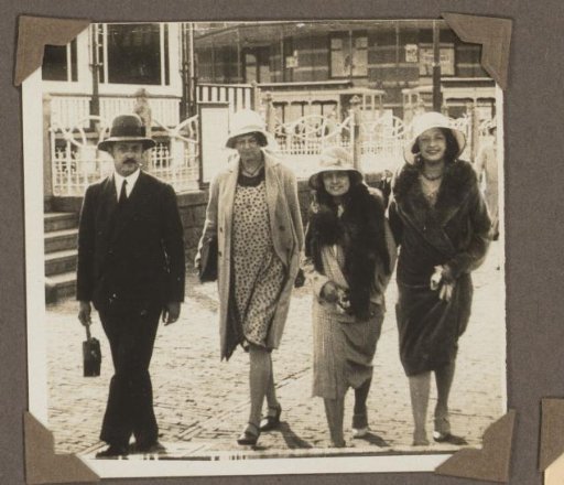 Johannes van Zijll de Jong with his wife Annie, Henriëtte Wassink and Dootje van Zijll de Jong