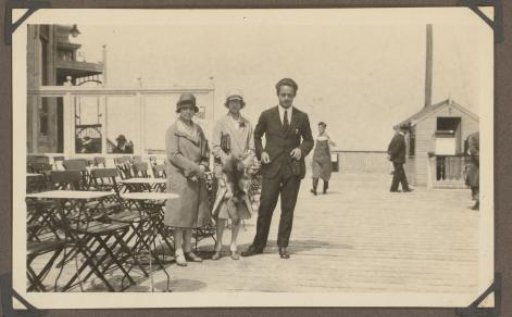 Portrait of Henriëtte Wassink with her daughter Dootje and son Johannes on the pier of Scheveningen