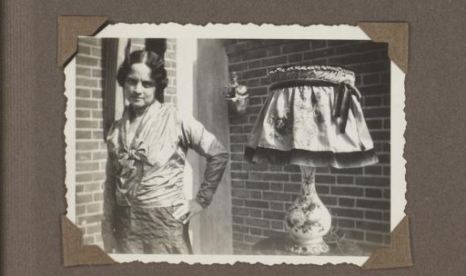 Portrait of Henriëtte Wassink by a lamp