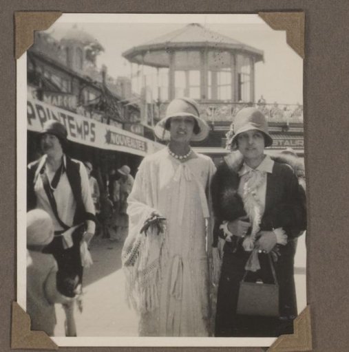 Dootje and Wilhelmina van Zijll de Jong, probably in Paris