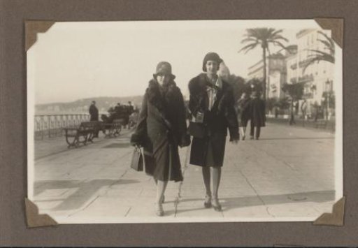 Portrait of Henriëtte Wassink and Dootje van Zijll de Jong walking along a boulevard
