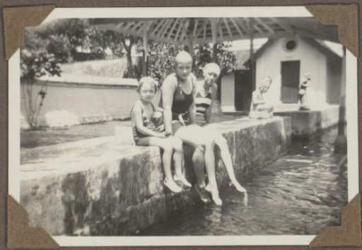 Wilhelmina and Dootje van Zijll de Jong and a child sitting in swimwear
