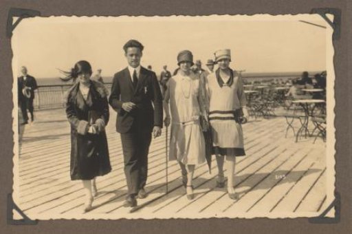 Henriëtte Wassink with Johannes, Dootje and Wilhelmina van Zijll de Jong on the pier of Scheveningen