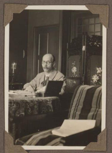 Meinard Dorus Mijer at a table