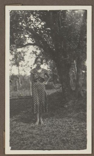 Portrait of Dootje van Zijll de Jong beside a tree