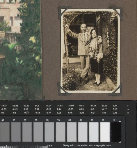 Meinard Dorus Mijer and Henriëtte Wassink standing in a garden