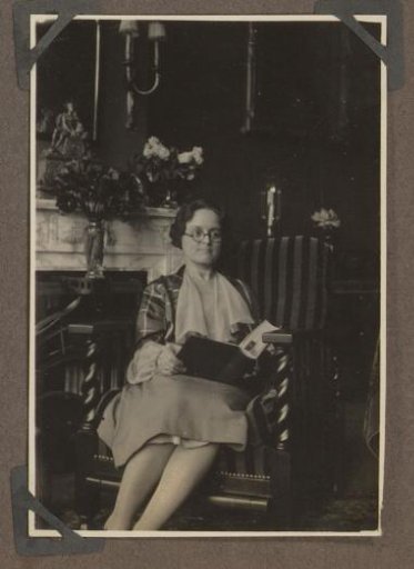 Portrait of Henriëtte Wassink, reading