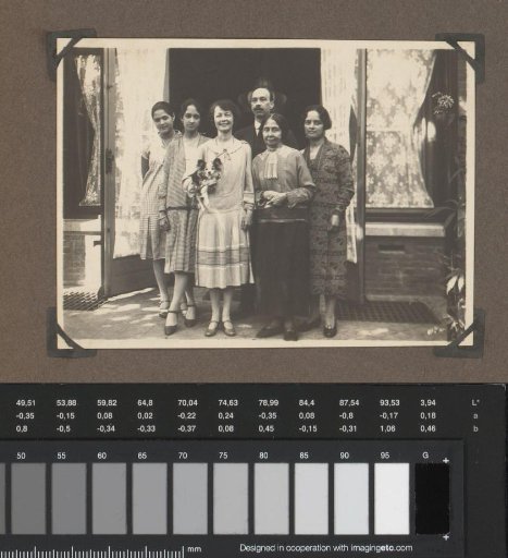 Group portrait of Wilhelmina van Zijll de Jong, Dootje van Zijll de Jong, Tootje Wassink, Meinard Dorus Mijer, Catherine Gertrude van Delden, and Henriëtte Wassink