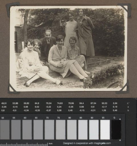 Group portrait of Wilhelmina and Dootje van Zijll de Jong with others in a garden