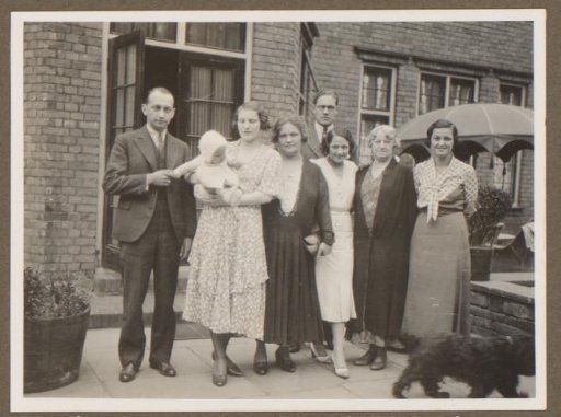 Group portrait of the Zulver family, London