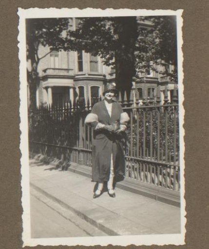 Portrait of Henriëtte van Bergen on the street, London