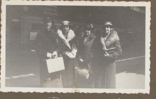 Bertha, Henriëtte and Tootje Wassink with a fourth woman at a station, Brussels