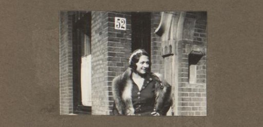 Wilhelmina van Zijll de Jong in front of the house at Frederik Hendriklaan 52, The Hague