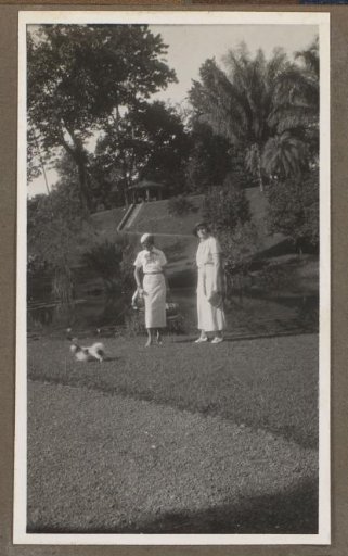 Dootje van Zijll de Jong and another woman in a park, Batavia