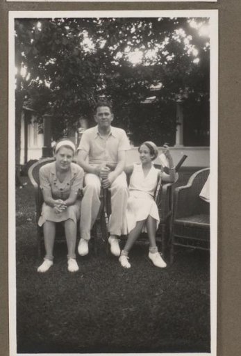 Dootje van Zijll de Jong with two others with tennis rackets, Batavia