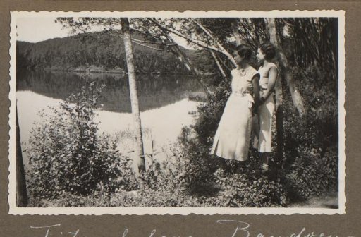 Dootje van Zijll de Jong and a woman by a lake, near Bandoeng