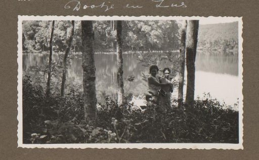 Dootje van Zijll de Jong and a woman by a lake, near Bandoeng