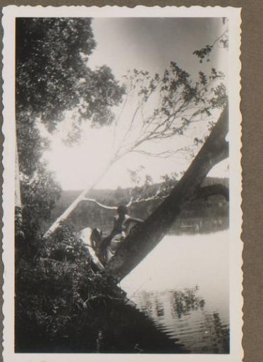 Dootje van Zijll de Jong and a man by a lake, near Bandoeng