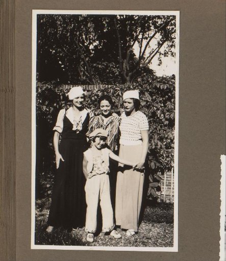 Wilhelmina van Zijll de Jong with two women and a girl in a garden