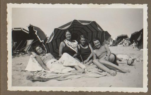 Wilhelmina van Zijll de Jong with two women and a girl on the beach of Scheveningen