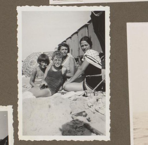Wilhelmina van Zijll de Jong with others on the beach of Scheveningen