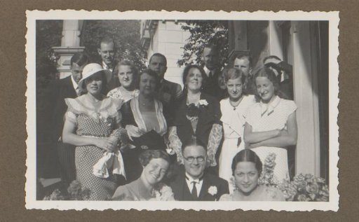 Group portrait of the Van Bergen family with Wilhelmina van Zijll de Jong and other friends