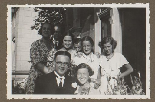Group portrait at the engagement party of Wim Heskes and Betsy van Bergen