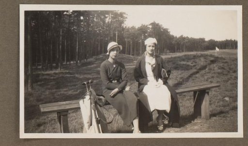 Jo van Raab van Cantstein and Wilhelmina van Zijll de Jong on the heath, Hilversum