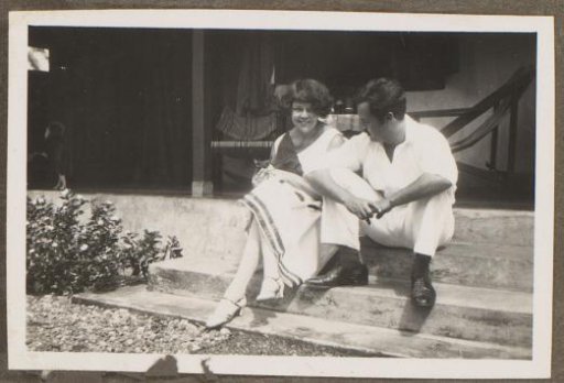 Anna Constance Hoedt and Johannes van Zijll de Jong seated before a house