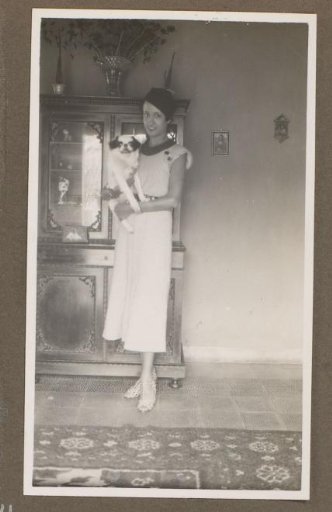 Portrait of Dootje with a dog in a living room