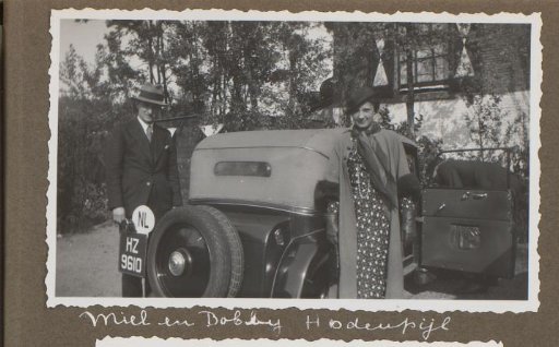 Miel and Bobby Gijsberti Hodenpijl by a Car