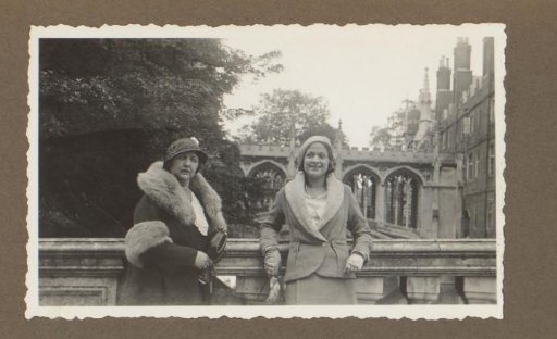 Portrait of Henriëtte van Bergen and Wilhelmina van Zijll de Jong, Cambridge