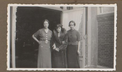 Portrait of Wilhelmina and Dootje van Zijll de Jong and their mother Henriëtte Wassink