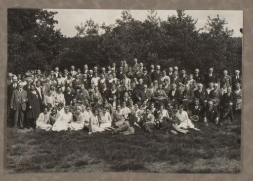 Group portrait of a company at the Lunterse Mission Conference