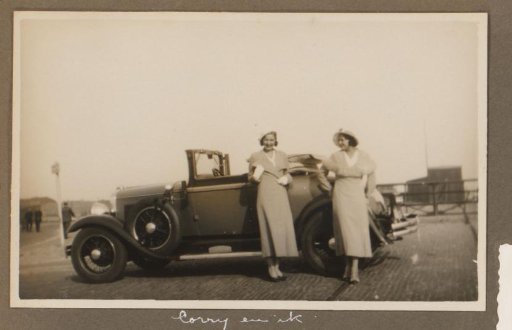 Corry Goelst and Wilhelmina van Zijll de Jong by a Car