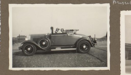 Corry Goelst and Wilhelmina van Zijll de Jong in a Car